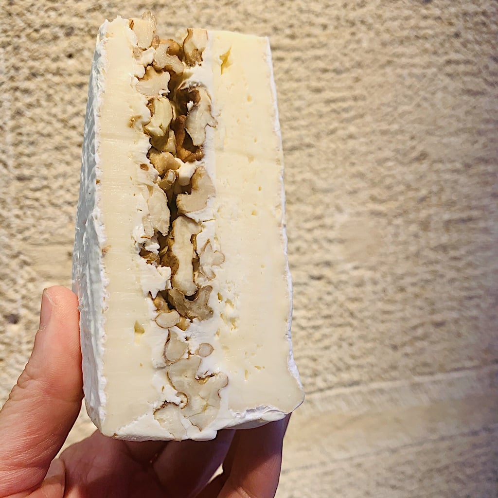 Brie aux noix - Vins Rouges Harmonieux pour Chaque Occasion Brie aux noix - Vins Rouges Harmonieux pour Chaque Occasion