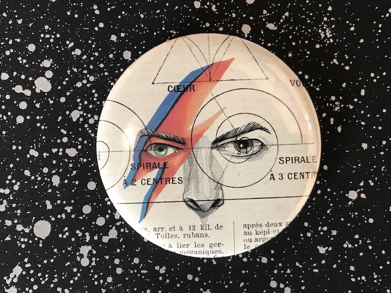 Badge David Bowie – So Babette - Vins Rouges Harmonieux pour Chaque Occasion Badge David Bowie – So Babette - Vins Rouges Harmonieux pour Chaque Occasion