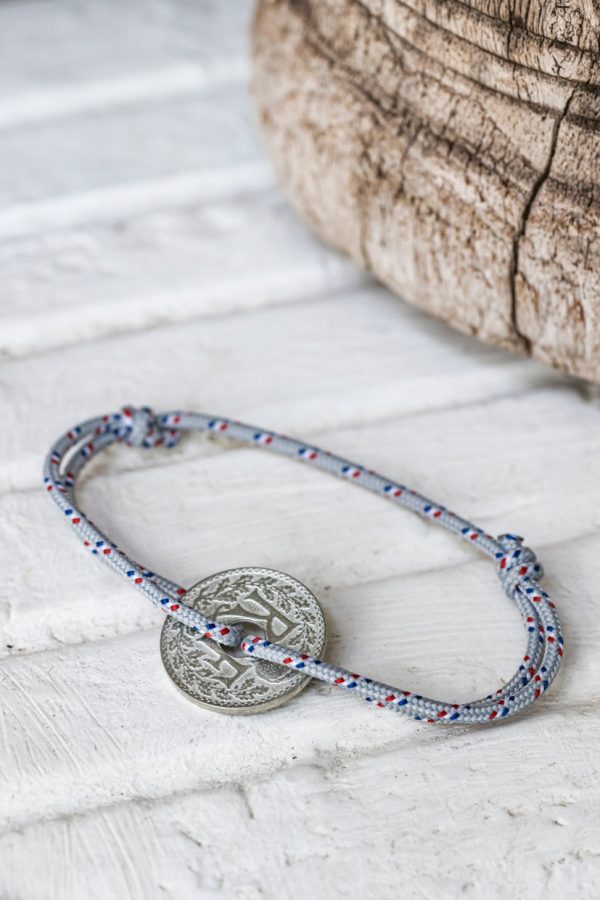 Bracelet – Le Navigateur Gris - Vins Rouges Harmonieux pour Chaque Occasion