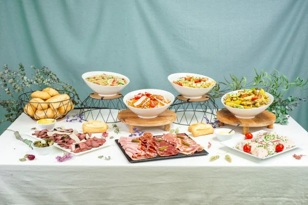 Buffet chaud – 4 salades composées – 3 box gourmandes chaudes - Vins Rouges Harmonieux pour Chaque Occasion