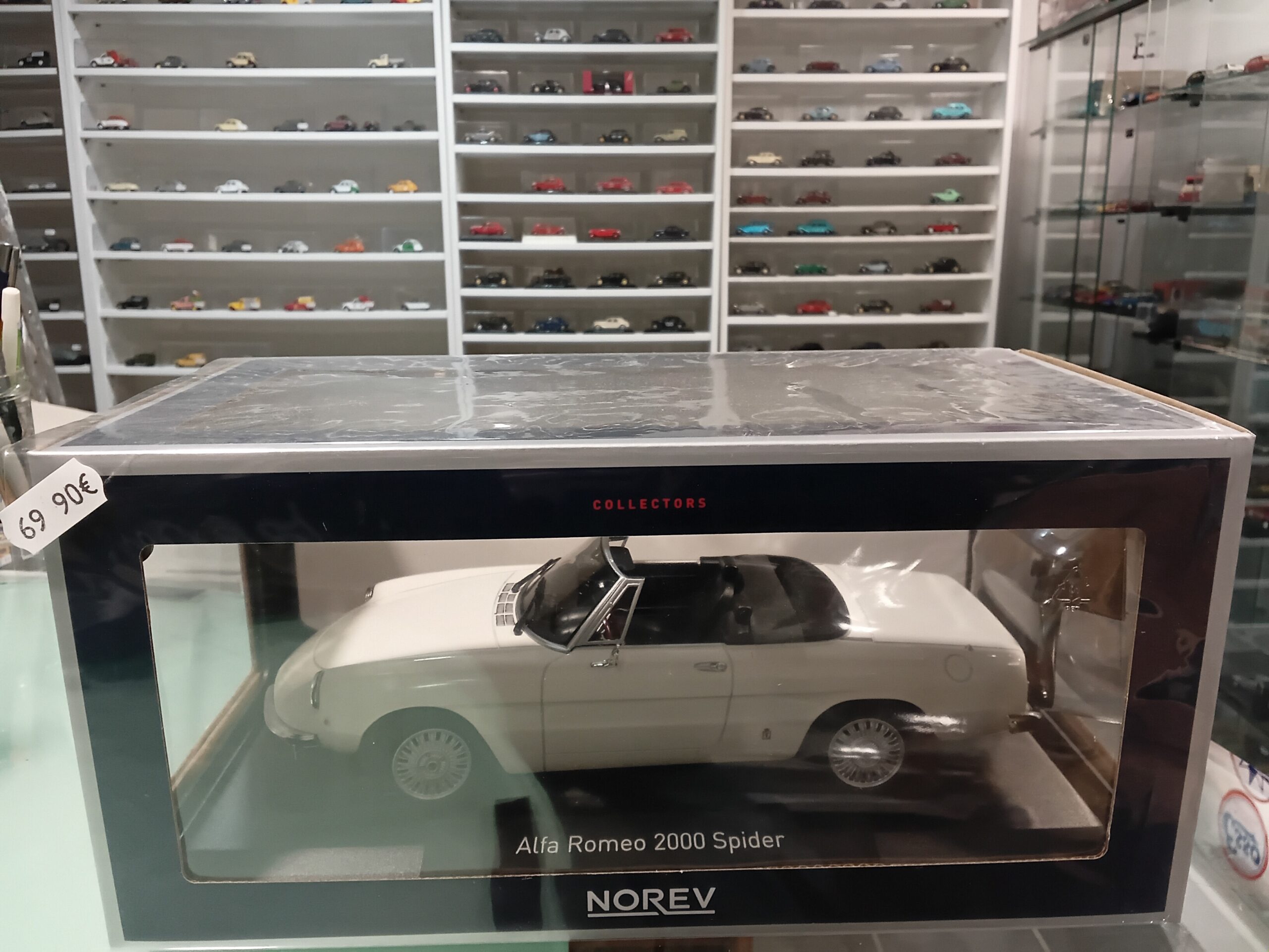 Alfa Romeo 2000 Spider 1978 Blanc 1/18 - Vins Rouges Harmonieux pour Chaque Occasion Alfa Romeo 2000 Spider 1978 Blanc 1/18 - Vins Rouges Harmonieux pour Chaque Occasion
