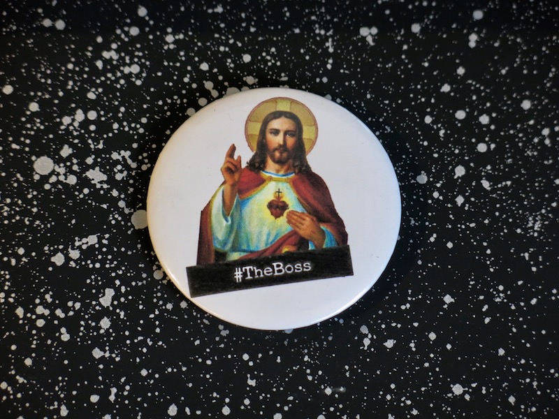Badge Bondieuserie « The Boss » – So Babette - Vins Rouges Harmonieux pour Chaque Occasion Badge Bondieuserie « The Boss » – So Babette - Vins Rouges Harmonieux pour Chaque Occasion
