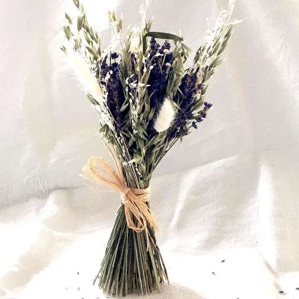 Bouquet de fleurs séchées – Blanc lavande - Vins Rouges Harmonieux pour Chaque Occasion Bouquet de fleurs séchées – Blanc lavande - Vins Rouges Harmonieux pour Chaque Occasion