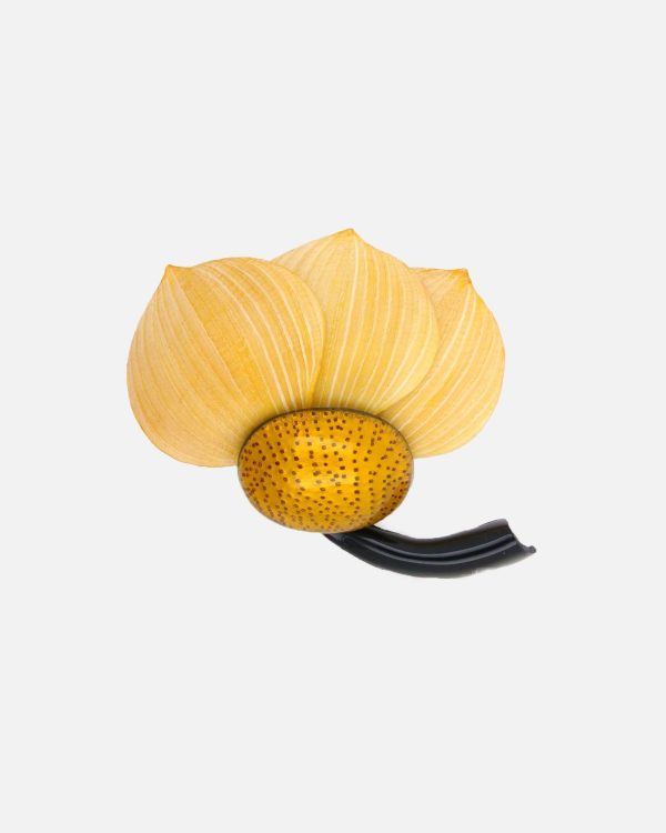 Broche femme originale Tulipier velours - Vins Rouges Harmonieux pour Chaque Occasion