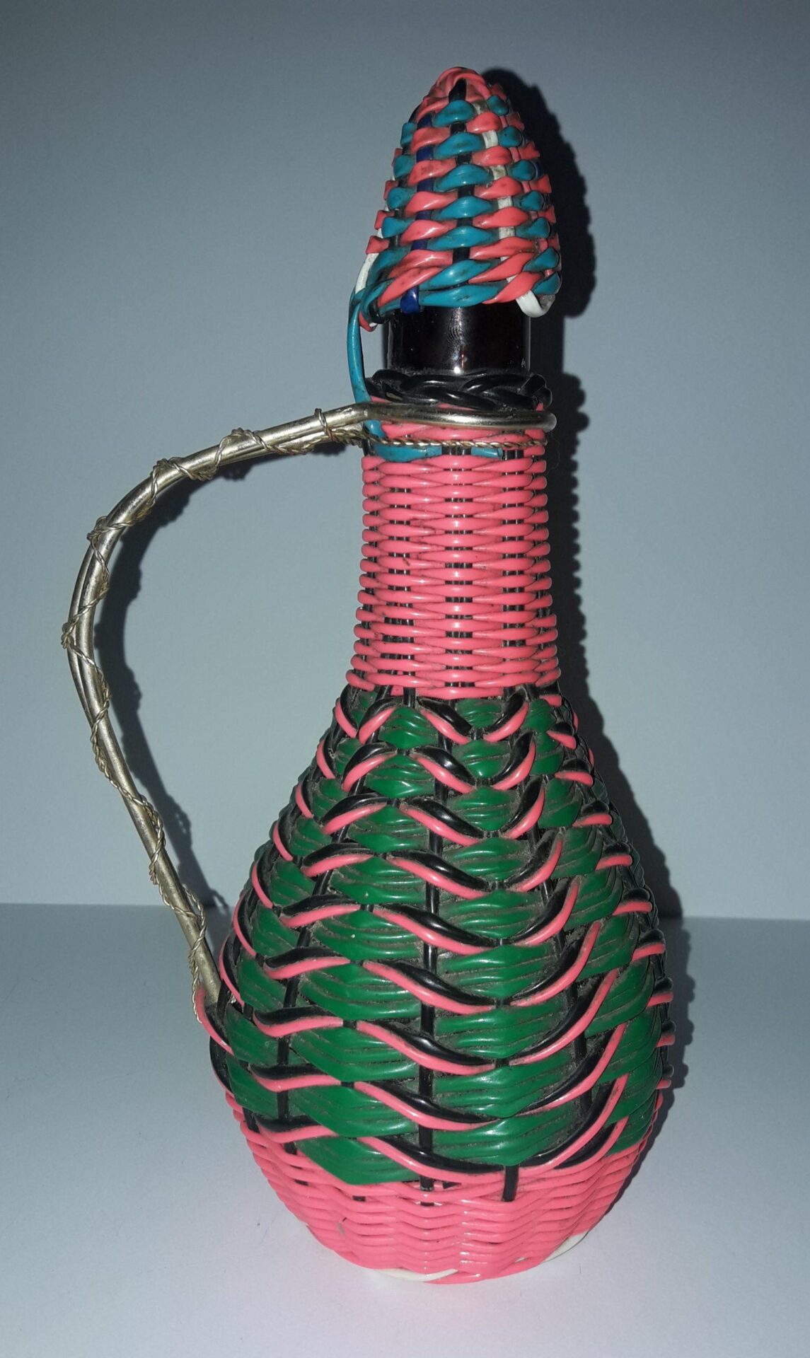 Bouteille en scoubidou années 60′ - Vins Rouges Harmonieux pour Chaque Occasion Bouteille en scoubidou années 60′ - Vins Rouges Harmonieux pour Chaque Occasion