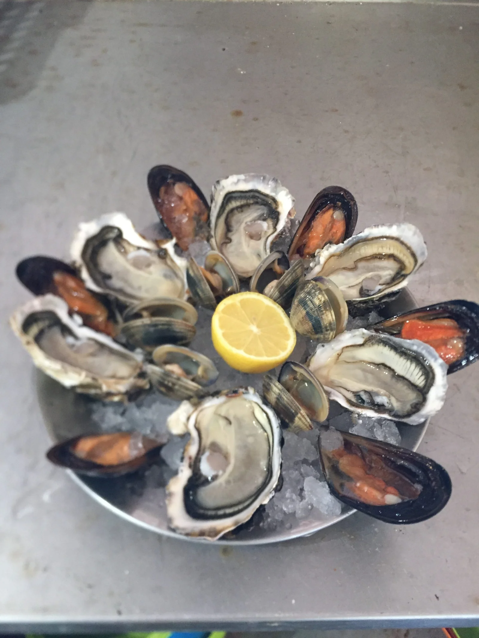 Assiette de l’étang: 6 Huîtres Moyennes, 6 Moules, 6 Palourdes - Vins Rouges Harmonieux pour Chaque Occasion Assiette de l’étang: 6 Huîtres Moyennes, 6 Moules, 6 Palourdes - Vins Rouges Harmonieux pour Chaque Occasion