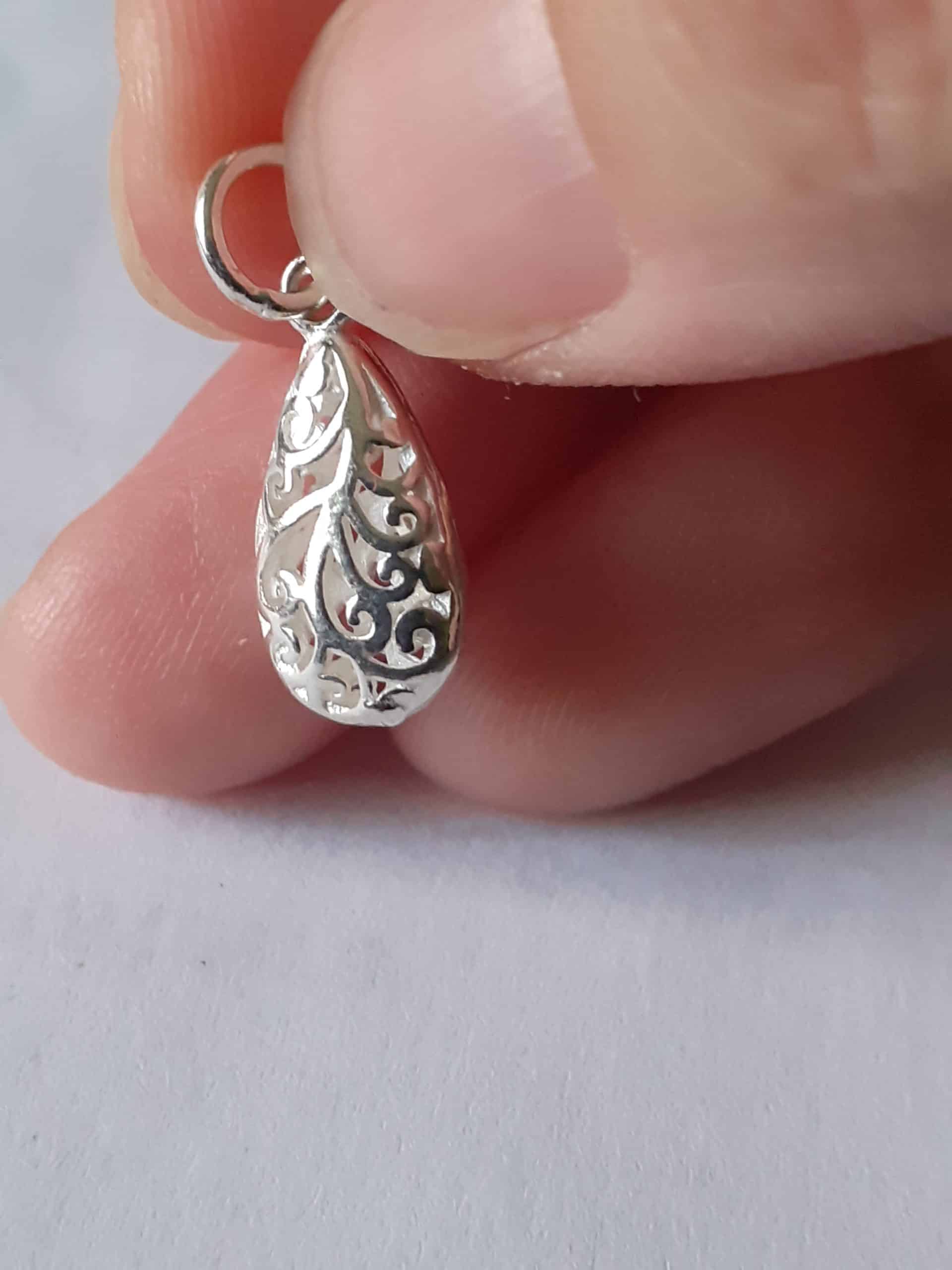 Breloque filigranée en argent sterling forme goute - Vins Rouges Harmonieux pour Chaque Occasion Breloque filigranée en argent sterling forme goute - Vins Rouges Harmonieux pour Chaque Occasion