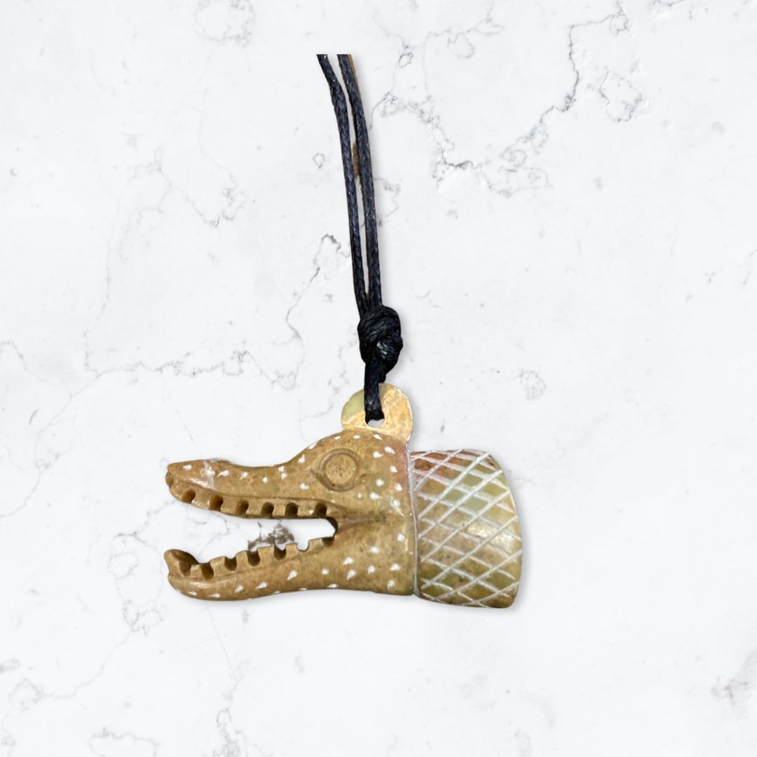 Bijoux : Tête d’Alligator sculptée, en stéatite - Vins Rouges Harmonieux pour Chaque Occasion Bijoux : Tête d’Alligator sculptée, en stéatite - Vins Rouges Harmonieux pour Chaque Occasion
